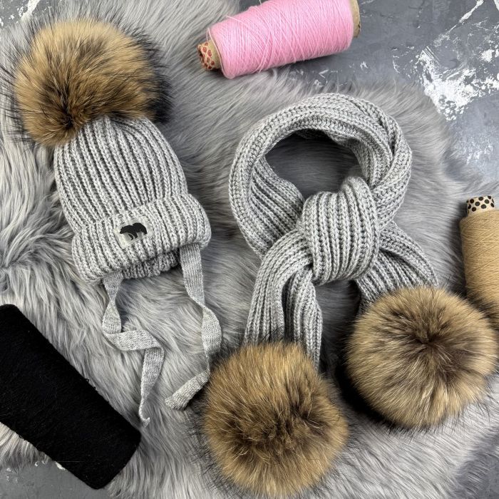 Зимовий в'язаний комплект дитячий сірий з натуральними бубонами KID BEWARM